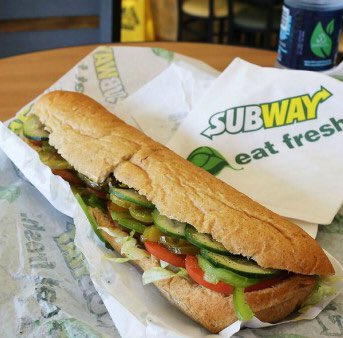 _ELBRAYAN_'s tweet photo. Vamos a definir esto de una buena vez. Fav Subway, RT Qbano. 
Salsita de cebolla dulce vs salsita de ajo https://t.co/0hwv4qBMS3