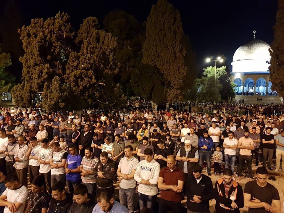 MohamadAlarefe's tweet photo. ..
" سبحان الذي أسرى بعبده ليلاً من المسجد الحرام إلى المسجد الأقصى"
.
هنيئاً لكم،
هده صور البارحة  #التراويح في المسجد #الأقصى بـ #القدس #فلسطين ..
.. https://t.co/CaANbeThq5