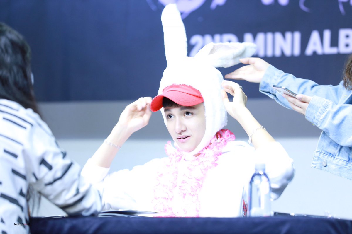 Muelvone's tweet photo. 180505 ONE signing event

@bravepunch0117 
#사무엘 #kimSamuel #SAMUEL_ONE #Samuel #ONE https://t.co/ZaGM9LSU2k
