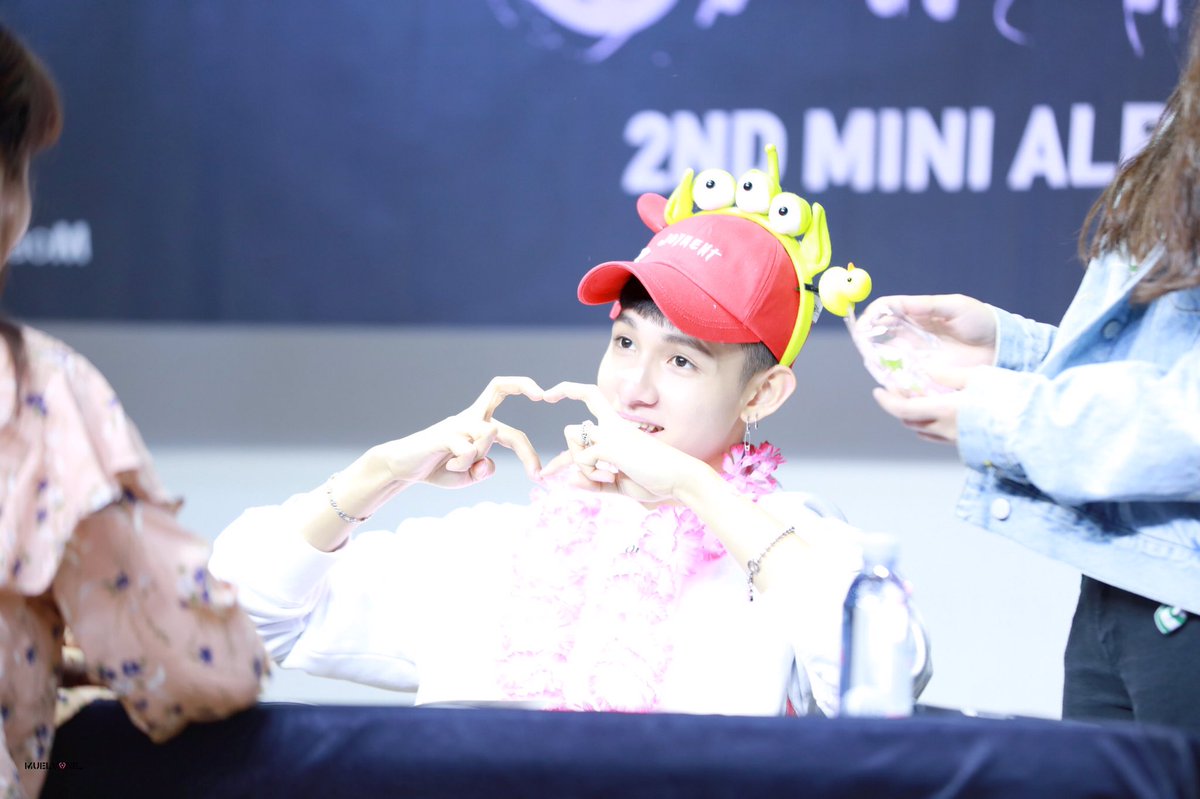 Muelvone's tweet photo. 180505 ONE signing event

@bravepunch0117 
#사무엘 #kimSamuel #SAMUEL_ONE #Samuel #ONE https://t.co/ZaGM9LSU2k