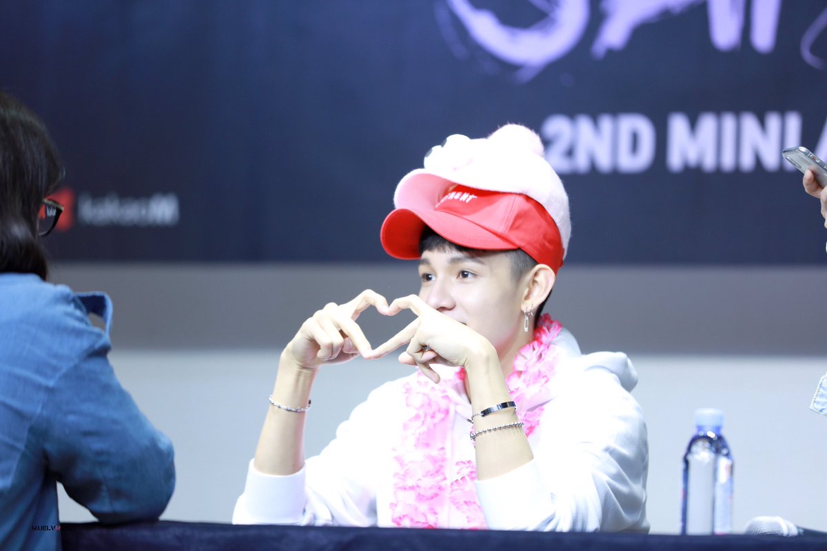 Muelvone's tweet photo. 180505 ONE signing event

@bravepunch0117 
#사무엘 #kimSamuel #SAMUEL_ONE #Samuel #ONE https://t.co/ZaGM9LSU2k