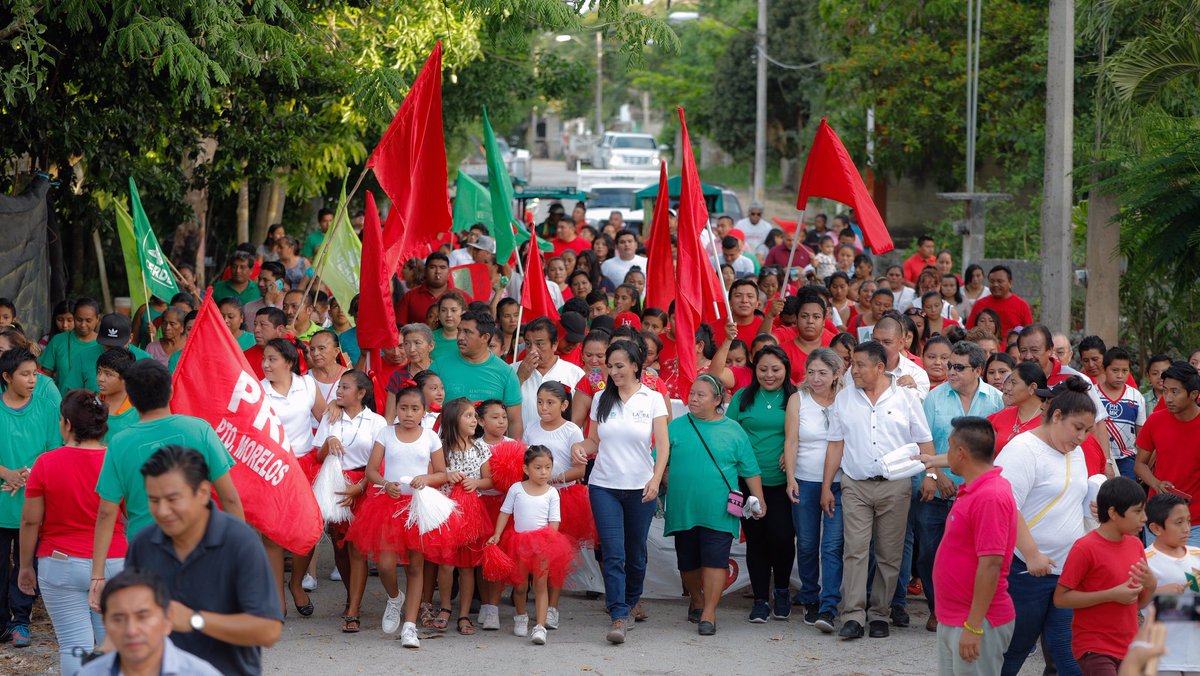 LauFdzOficial's tweet photo. Caminar de la mano con mis amigos leoneses, escucharlos y saludarlos en sus hogares me compromete a cumplir nuestro proyecto de campaña. No descansaré porque nuestro municipio y nuestras familias se lo merecen #YVamosConTodo. https://t.co/CwbRdcakW9
