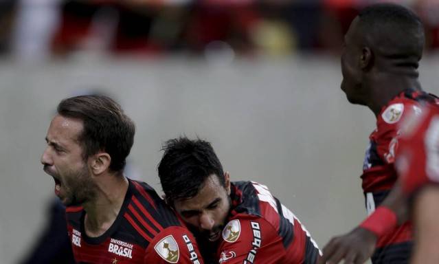 JornalOGlobo's tweet photo. Flamengo vence o Emelec e garante vaga nas oitavas da Libertadores. https://t.co/zdbhBWqRRl https://t.co/iNEEhkl9cQ