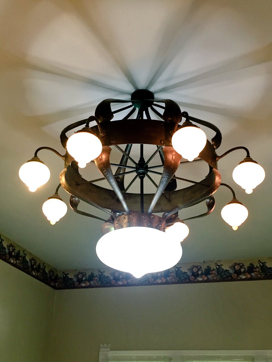 lightingfinds's tweet photo. Love finding antique chandeliers! Used to be in a really old hotel. 
#lighting #beauty #antique #antiquechandelier #antiquelightfixture #antiquelighting #oldhotel #chandeliers #lightingdesign https://t.co/cNiyeEj0lw