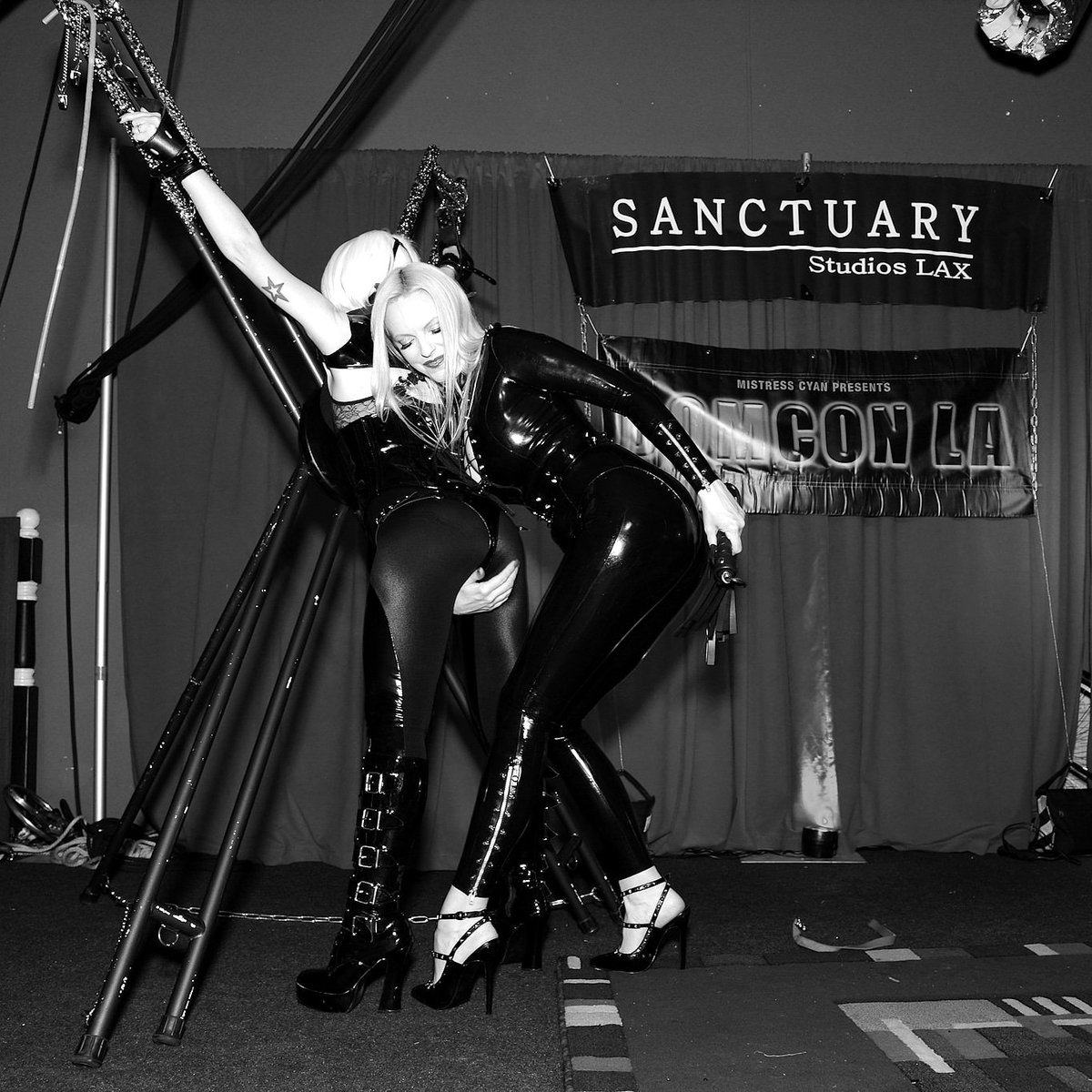 sinicalmag's tweet photo. @DomConLA Fetish Ball feat. @emilymarilyn.

Photo by @stygion 
#domcon #domconla2018 #domconfetishball #fetish #fetishball #emilymarilyn https://t.co/HUV9J4Lbmn