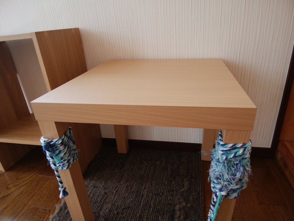 稲村久美子 猫飼い 映画つくってます Pa Twitter 猫の爪とぎ対策 ホームセンターでミニテーブルと綿ロープと裏にゴムがついた滑らないカーペットを買う ミニテーブルの足にロープをぐるぐる カーペットの上に乗せる 爪とぎは 絶対やめないので 爪をといで