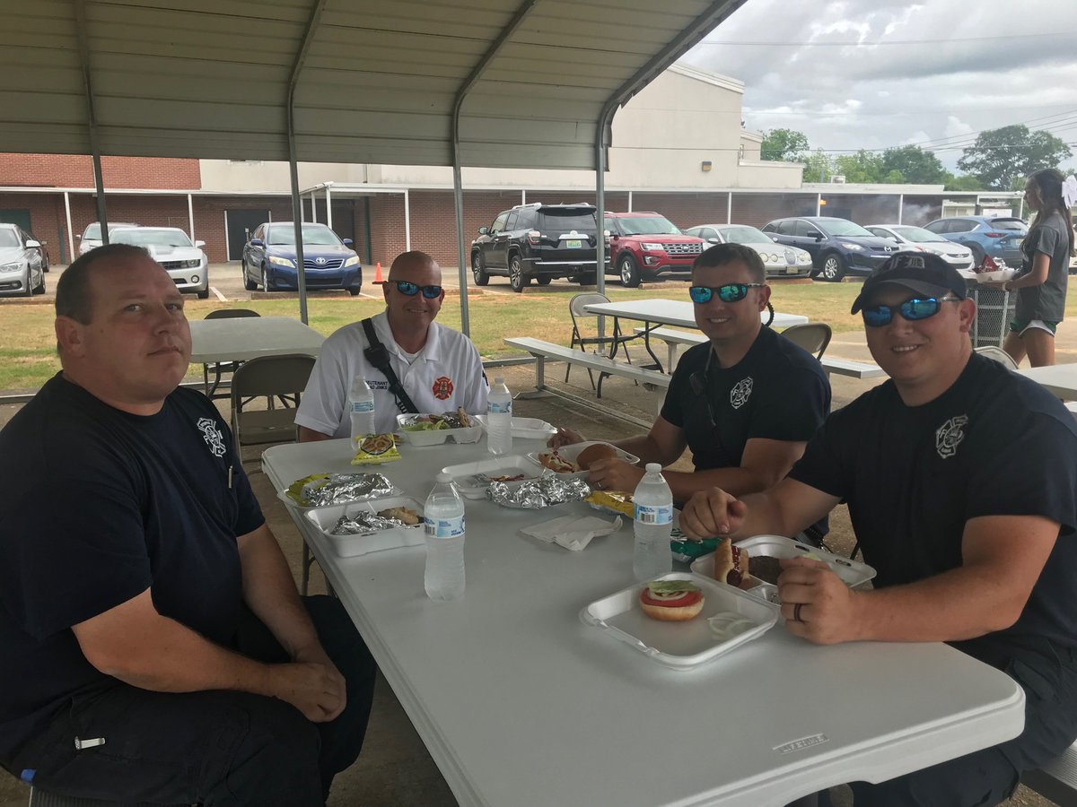 CoppinvilleJR's tweet photo. CJHS Cheerleaders enjoyed their service project - feeding our first responders! #CJHCheer https://t.co/RgFifNbifX