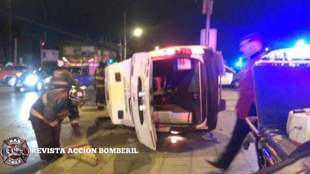 RABCHILE's tweet photo. #Imágenes del 10-4 (Rescate Vehicular) en Avenida Pedro Aguirre Cerda esquina Avenida Departamental, #Cerrillos

#RAB29 en el lugar, se trata de colisión de vehículo menor con ambulancia, con posterior volcamiento de ambulancia, tres lesionados.

#REVISTAACCIONBOMBERIL https://t.co/mN01u7C4sc