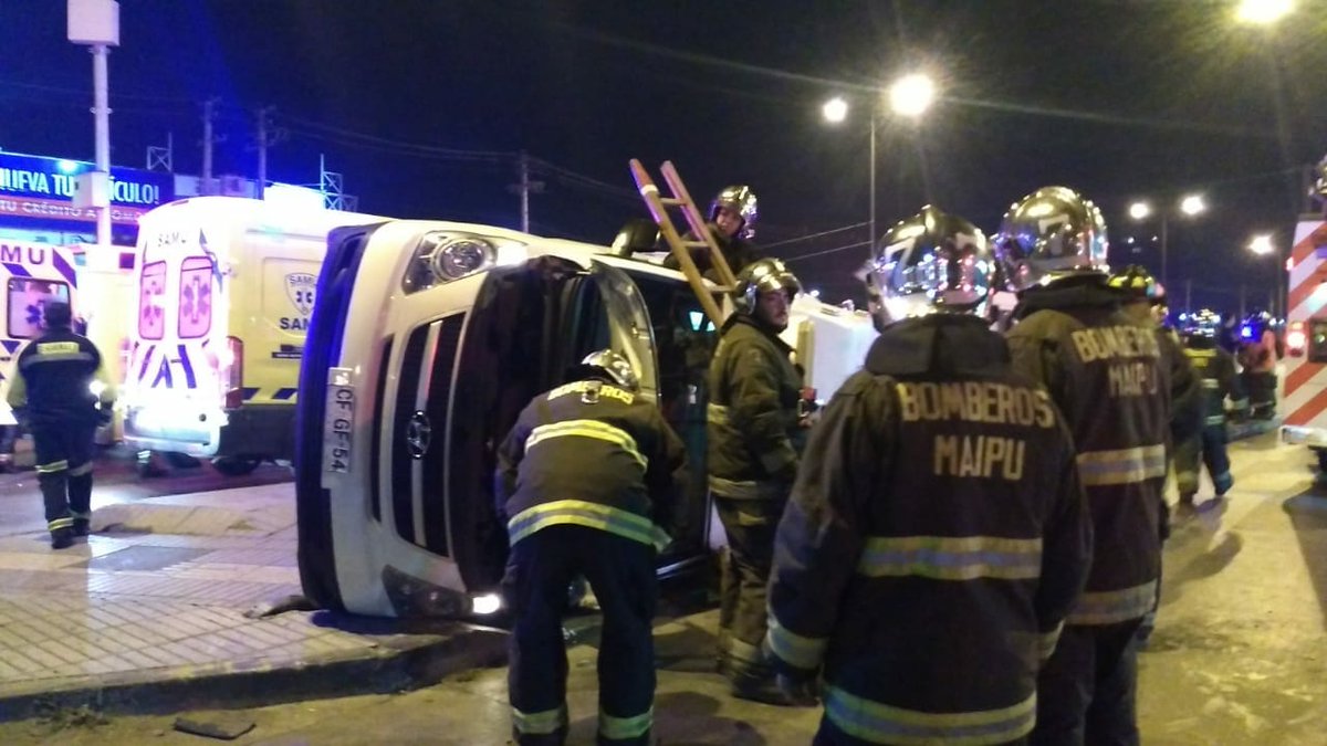 RABCHILE's tweet photo. #Imágenes del 10-4 (Rescate Vehicular) en Avenida Pedro Aguirre Cerda esquina Avenida Departamental, #Cerrillos

#RAB29 en el lugar, se trata de colisión de vehículo menor con ambulancia, con posterior volcamiento de ambulancia, tres lesionados.

#REVISTAACCIONBOMBERIL https://t.co/mN01u7C4sc