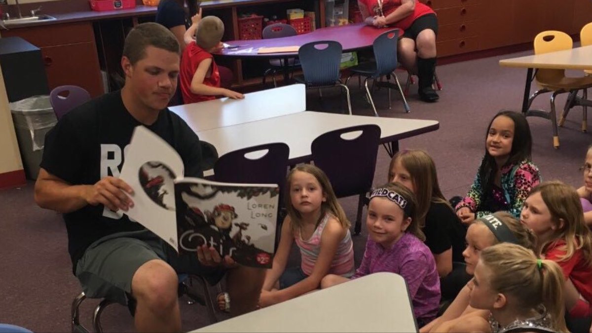 RockCreekBsbl's tweet photo. Celebrated last nights regional championship by giving back to the community and reading at St. George Elementary School today to 1st and 2nd graders!  📚 I’m not sure who had more fun... #ServantLeaders #MustangFamily https://t.co/o8sErAE8AD