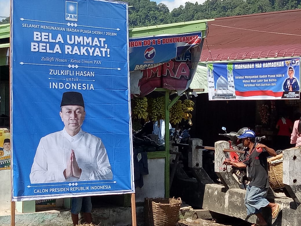 andriPAN86's tweet photo. Pemasangan baliho Ketua Umum Partai Amanat Nasional bang @ZUL_Hasan,di Pemangkat Kabupaten Sambas.Marhaban Ya Ramadhan Selamat Menunaikan Ibadah @GunturPmk
@eddy_soeparno @AstoRiskon #PANOptim12
#ZulHasForPresidenRI
#GunturSPMM
#ForDPRRI
#AdminAndriSaputra https://t.co/7FaNpXYzeI