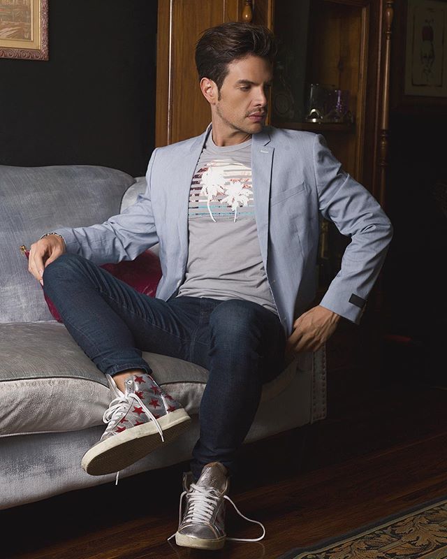daviddahlhaus's tweet photo. Andrés Zuno @andyzuno #photographer @dahlhausphoto #broncolor #Hasselblad #Para88 #grooming @jcmichelena #styling #artdirector @lilybaldom Andres is wearing #expressMexico @expressmexico shirt and #inmyjoes @joesjeans @ysl leather star patch hi top #sne… https://t.co/yNwg7cp0AB https://t.co/GZQmiHjGe7