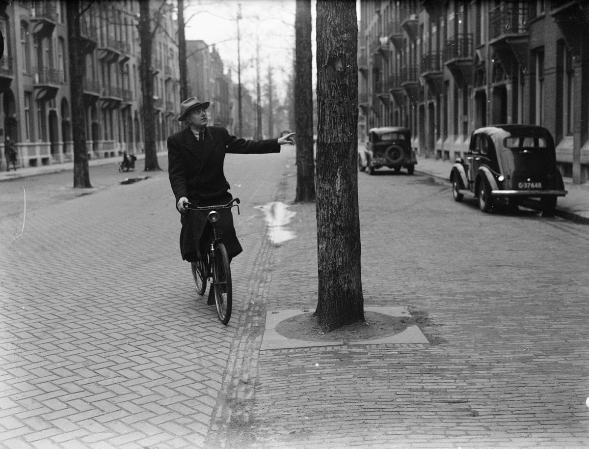 ChessMarginal's tweet image. Max Euwe riding a bike in 1948.
(Source: gahetna.nl) #chess