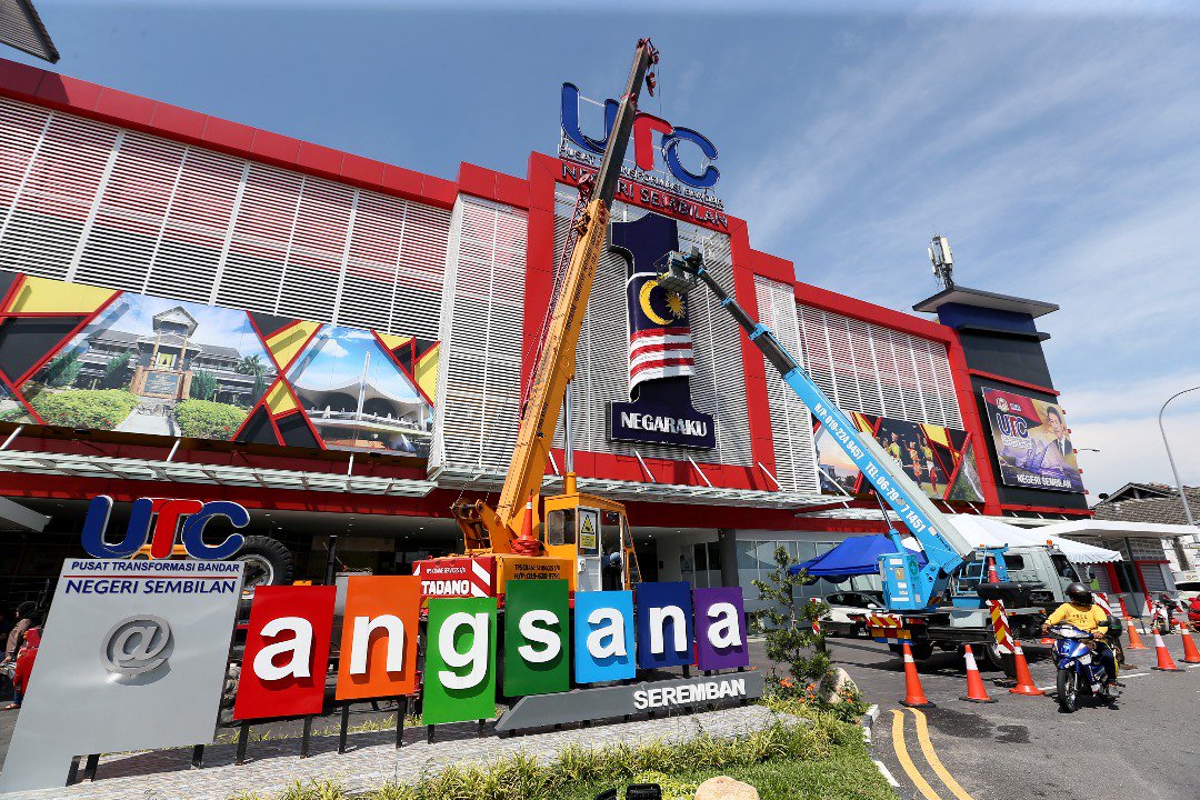 NST_Online's tweet image. The 1Malaysia logo is being removed from the facade of the Plaza Angsana Urban Transformation Centre (UTC) in Ampangan, Negeri Sembilan. - NSTP/Iqmal Haqim Rosman
