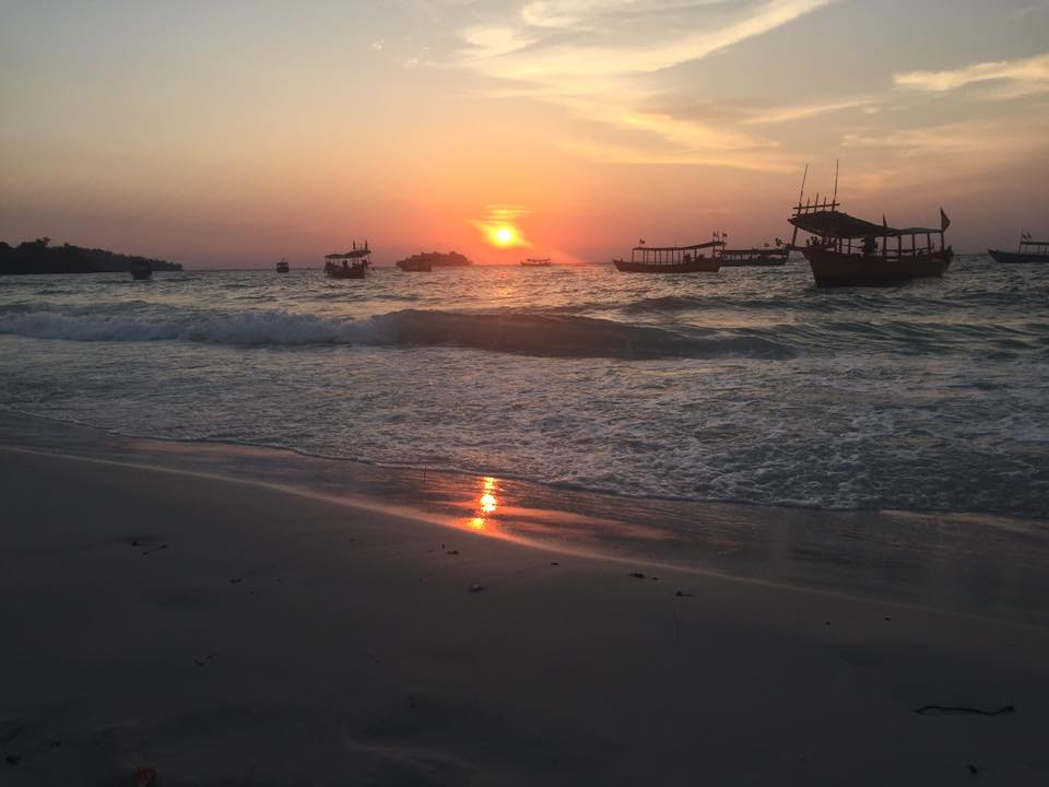 LinnaTC's tweet image. Get up early morning to visit sunrise and get safe and sound place  without noises, scramble, and this land is an ideal paradise for our  plan. #Cambodia 🇰🇭 #koh_rong