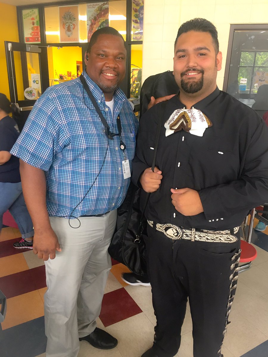 wemejia32's tweet photo. Last day of school & 😞last school yr for Mr. Stubbs at Marshall!! He was principal here for 9 years. We will miss him dearly & wish him all the best for his next adventure & school year 👍🏼 😊 the Mariachi player is former student of his. #WPSProud #JMABioSMART #thunderbirds https://t.co/jwLKRe0DvP