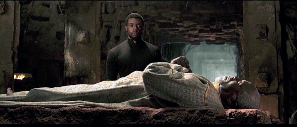JerrellZod's tweet photo. Genius of #RyanCooger I'm glad to see that he made this scene & put in the #BlackPanther Blu-ray. #TChalla mourning his father as he lies at rest. I'm glad it wasn't in the film. Fans know death isn't the end in #Wakanda. However, this type of imagery can be heavy. Great decision https://t.co/ltWd7Nill9