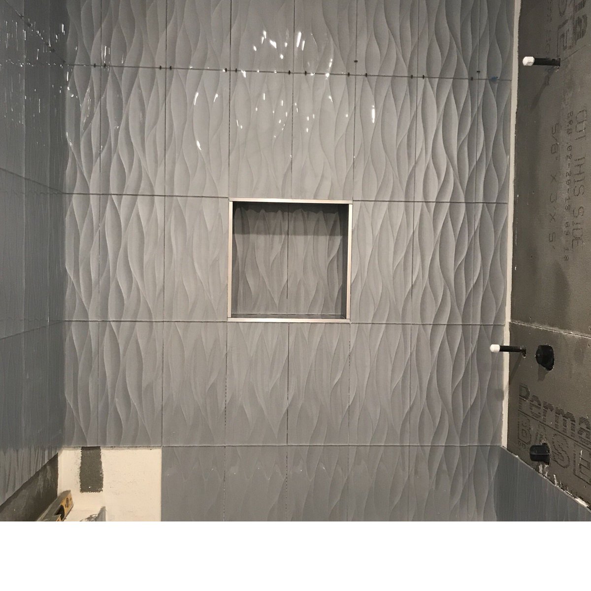 CKTileDesign's tweet image. Finishing up this bathroom wall with large glass panels. Easy to clean and tight grout joints. Looking good!!