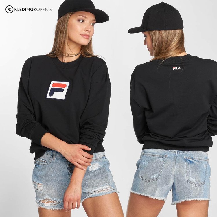 DAMES// De oldschool FILA Sweater is HOT! 🔥 Check ze hier in verschillende kleuren ▶︎▶︎ bit.ly/2wMCYGt