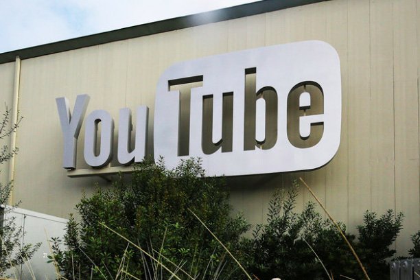 SKAPNEWS's tweet photo. Glädjande nyhet: Youtube inför credits för låtskrivare! SKAP:s @Content_is_King kommenterar: "Jag kan bara säga äntligen! Youtube är ju världens största musiktjänst så vi som representerar låtskrivarna ser detta som någonting mycket positivt!" https://t.co/0gzqgDfk6Q https://t.co/vfBygInBPD