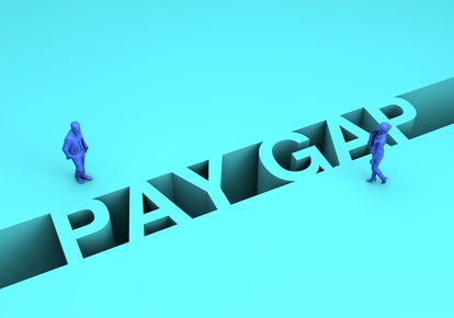 Seatrade's tweet image. Join the discussion: the #genderpaygap in the maritime industry #STMME18 #FREEconference #maritimeindustry ow.ly/aE5V30jZgWi