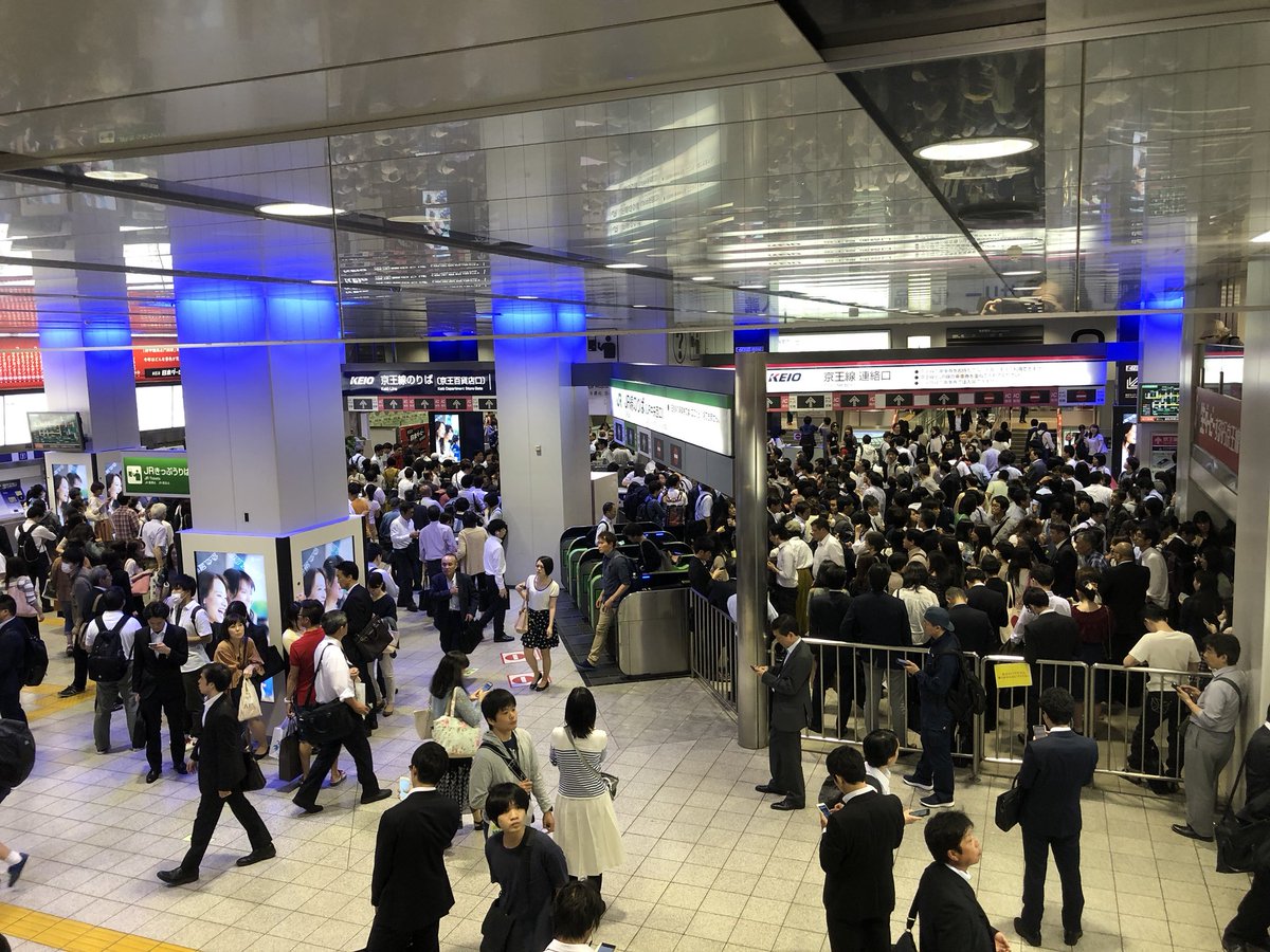 鈴木晴之 Jrからの乗り換えの人一杯 京王線新宿駅