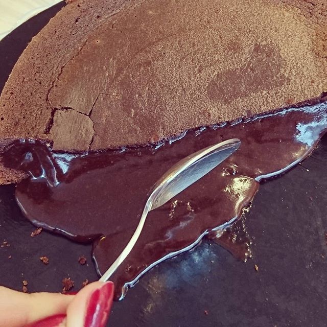 sweetspotparis's tweet photo. Durée de vie estimée ? 😅 5minutes 😀😀😋😇 #le_sweetspot #lesweetspot #sweetspotparis #fondantchoco #superfondant #chocolat #gourmandise #goûter #miam #yenaurapaspourtoutlemonde https://t.co/tN9CbZiHH8 https://t.co/dv7Xwb3uVB