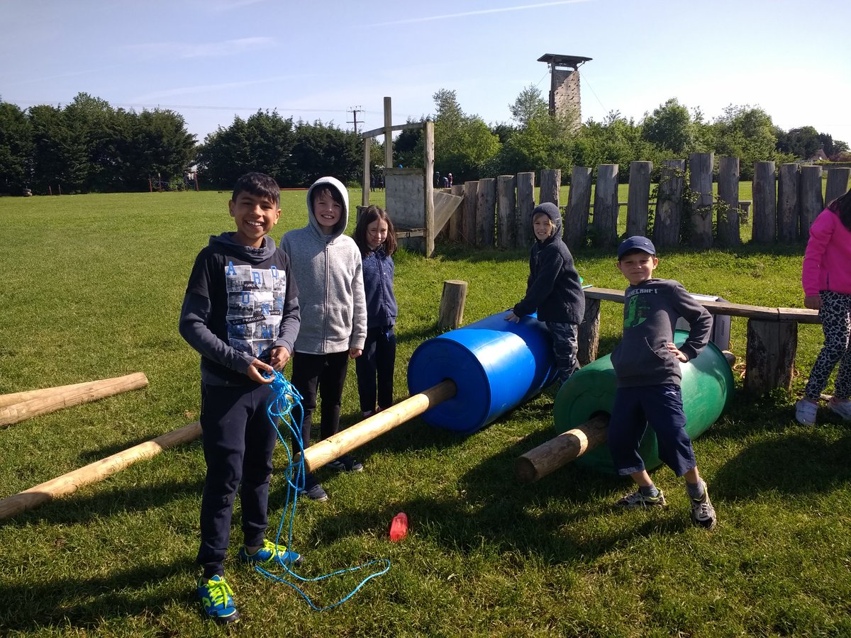 CHJSchool's tweet photo. Group 1 constructing working buggies this morning. #squarelashing #CHJCroftFarm https://t.co/9CiQzTSSsT