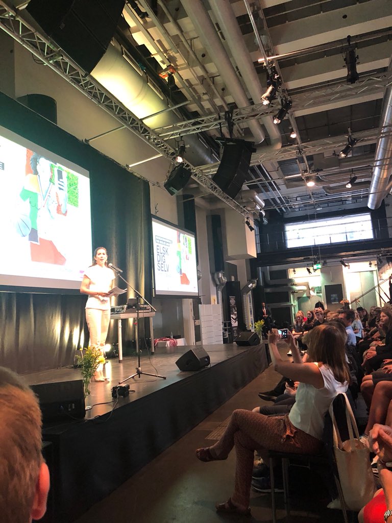 SexogSamfund's tweet photo. “Idealer er skabt til at inspirere, ikke til at forhindre én i at være den, man er. Vi er alle sammen forskellige, den mangfoldighed skal vi hylde” siger Kronprinsessen vinderne af årets #Mediekonkurrence #ElskDigSelv https://t.co/bE4x4uS1Sx