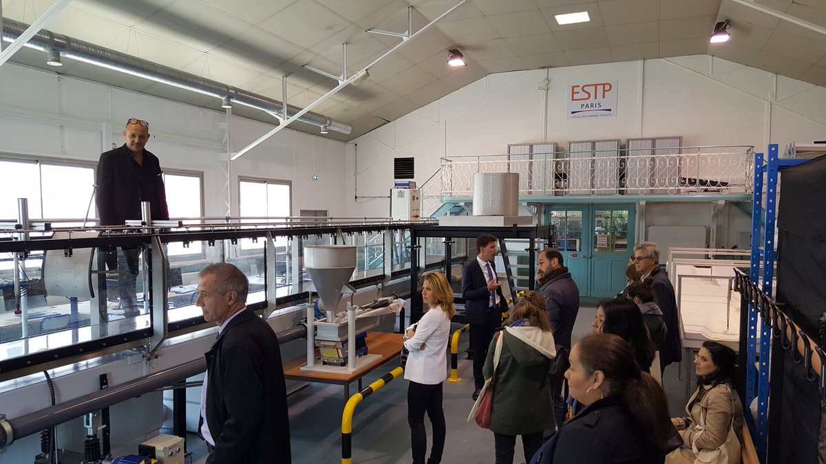 MmeMrEduc's tweet photo. Après la conférence de presse, les journalistes sont invités à visiter le campus @estpparis guidé par les doctorants. Ici la laboratoire du #canal #hydraulique et le laboratoire des matériaux de #construction https://t.co/HrhtbY50RZ