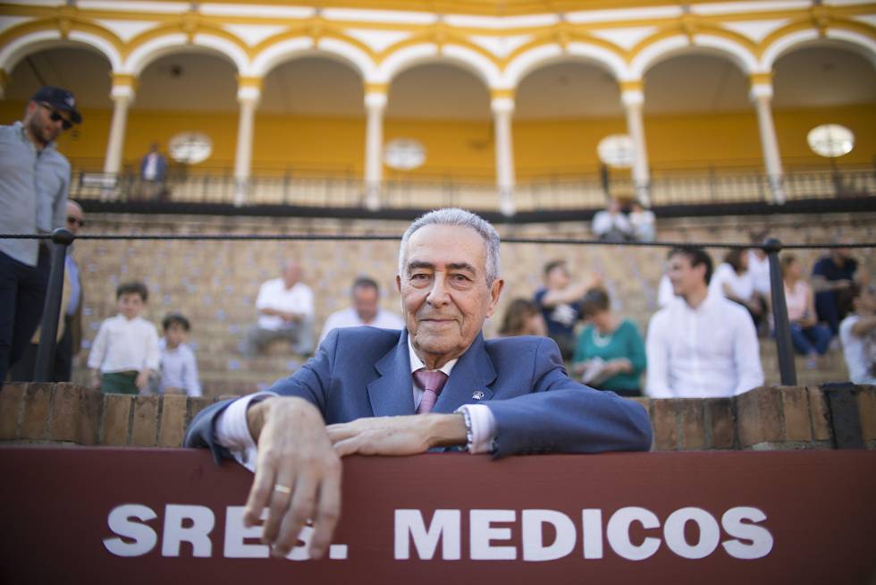 PepeMoraltorero's tweet photo. Trasladamos el más sentido pésame a la familia y amigos del #DrRamonVila que nos ha dejado hoy a los 80 años de edad. El mundo del toro te estará eternamente agradecido Doctor. #DescansaenPaz (Foto: Paco Puentes) https://t.co/Hls4wQawZu