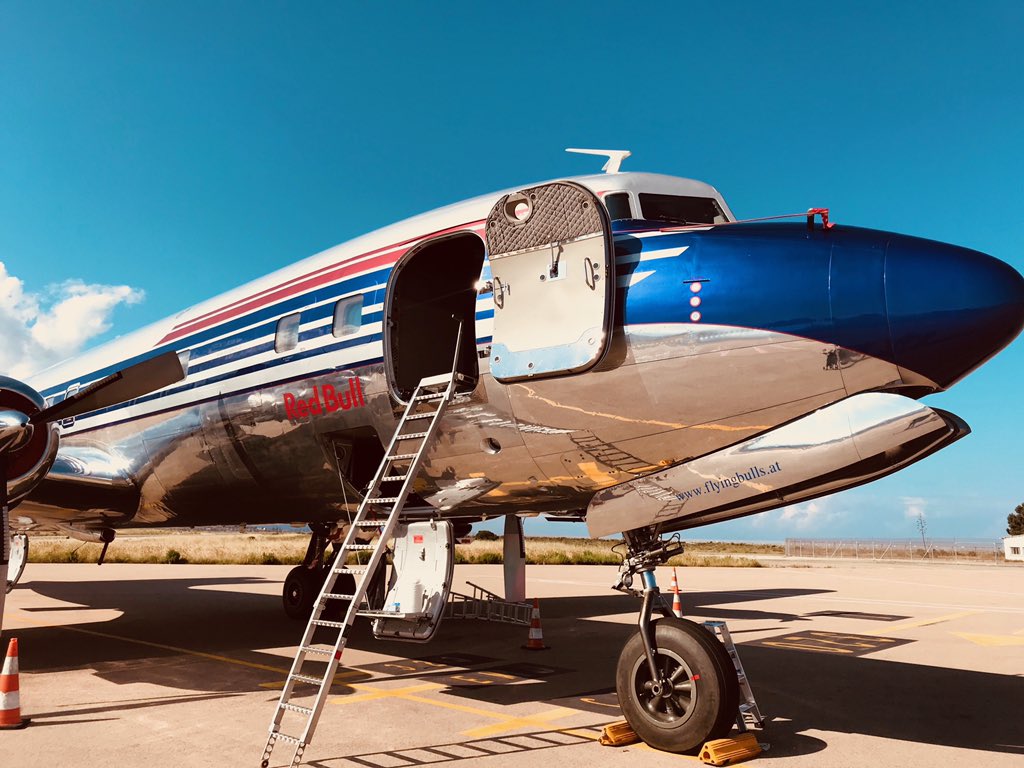 corsica_ports's tweet photo. Le DC-6B des Flying Bulls fait escale à l'aéroport d'Ajaccio jusqu’à demain. Cet avion mythique des années 60 est le dernier appareil volant aménagé en transport de passagers ! https://t.co/GAQ5JdLfQa