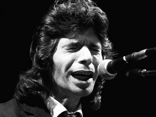 Adelanto del documental “Camarón: Flamenco y Revolución”… loscaminosdelcante.com/2018/05/17/ade…