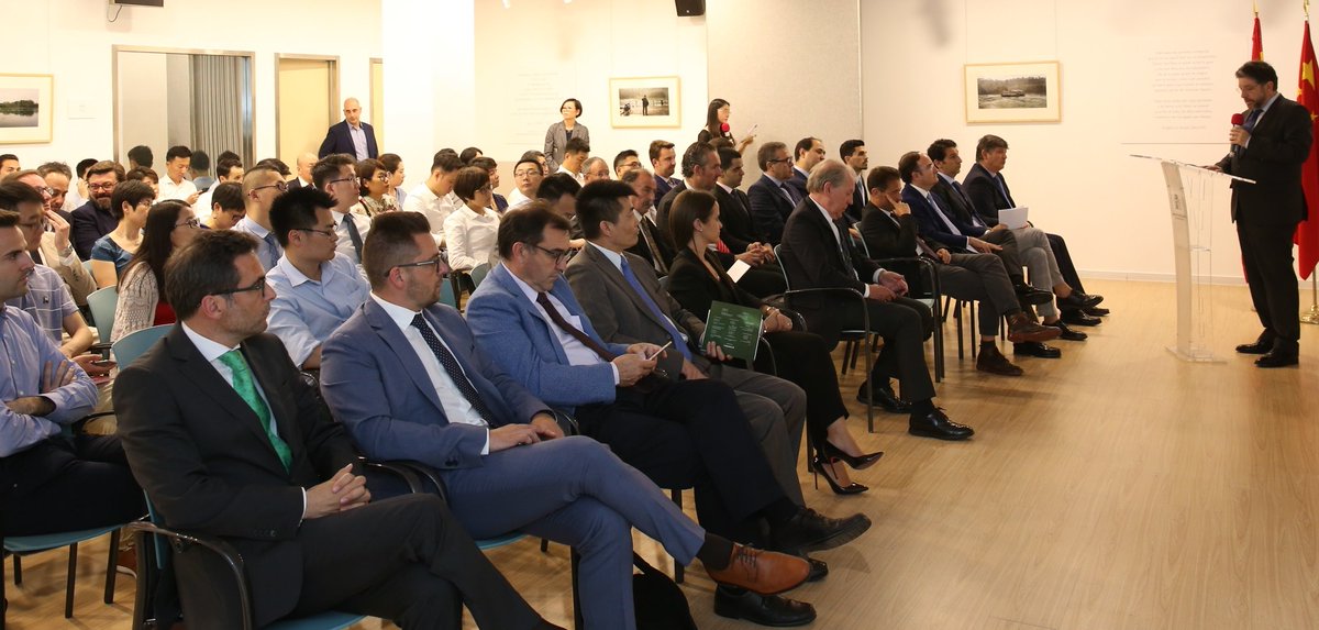 PuertoAlgeciras's tweet photo. 🇪🇸🇨🇳 El Puerto de #Algeciras se presenta en #Shanghai #TransportLogisticChina #PortsOfSpain #TLChina #AlgecirasChina2018 #AlgecirasA100 https://t.co/B1bnSyoZFX
