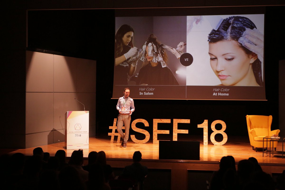 O Γιώργος Λάμπρου, Product Manager της L’Oreal μας εξηγεί πως κατάφεραν να "παντρέψουν" τα offline με το online! #socialexperienceforum #sef18