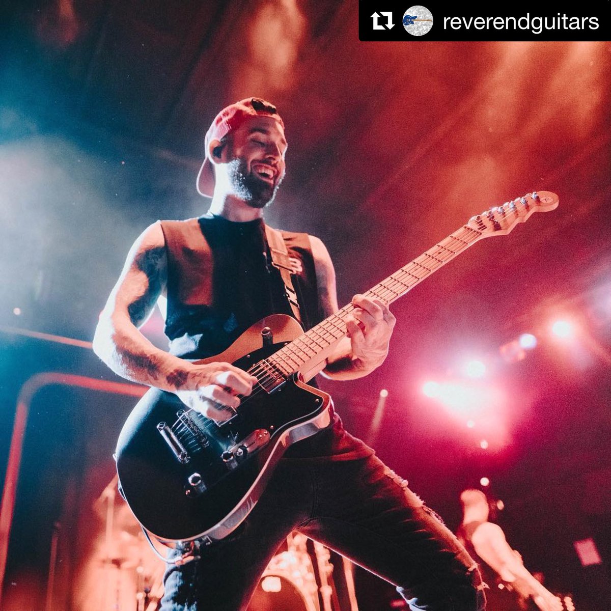 ZuhalMuzik's tweet photo. Reverend’in yeni artisti; Sleeping with Sirens’in gitaristi Jack Fowler!
.
We are happy to announce that we are working with Jack Fowler of Sleeping with Sirens! Here he is with a Reverend Charger HB. Thanks @RyanVWantanabe for the picture. #jackfowler #reverendguitars @JackSWS https://t.co/ofyqDf26EL