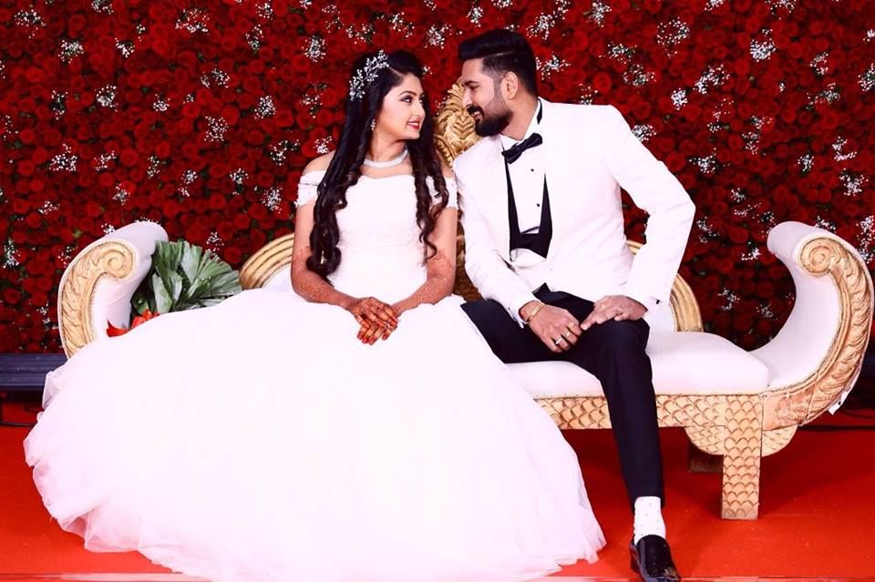 ShaadiElephant's tweet photo. Stay Fresh This Summer Wedding Season - Makeup by #Dev!! Contact #ShaadiElephant For #TrendyBridalWear #GroomWear #IndianWeddingPlanner #WeddgingDecoration #WeddingPhotography #BridalMakeup #PreWeddingPhotoshoot #BridalMakeover #shaadiphotography Contact https://t.co/JFQKi48qok https://t.co/ShDGNXbtZl