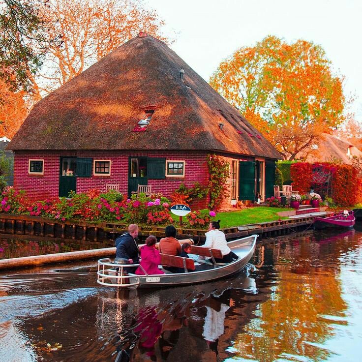 gnaaa_j's tweet photo. ไปหามาแล้ว มันคือหมู่บ้าน Giethoorn ประเทศเนเธอร์แลนด์ เป็นหมู่บ้านที่ไม่มีถนน บ้านแต่ละหลังจะมีที่ดินของตัวเองแล้วมีคลองอยู่หน้าบ้าน เดินทางกันโดยใช้เรือ ส่วนใหญ่คนในหมู่เป็นชาวไร่ชาวนาที่มีฐานะดีบ้านจึงค่อนข้างสวยแบบตะวันตก https://t.co/foHZApKYQi