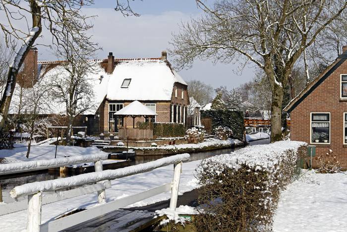 gnaaa_j's tweet photo. ไปหามาแล้ว มันคือหมู่บ้าน Giethoorn ประเทศเนเธอร์แลนด์ เป็นหมู่บ้านที่ไม่มีถนน บ้านแต่ละหลังจะมีที่ดินของตัวเองแล้วมีคลองอยู่หน้าบ้าน เดินทางกันโดยใช้เรือ ส่วนใหญ่คนในหมู่เป็นชาวไร่ชาวนาที่มีฐานะดีบ้านจึงค่อนข้างสวยแบบตะวันตก https://t.co/foHZApKYQi