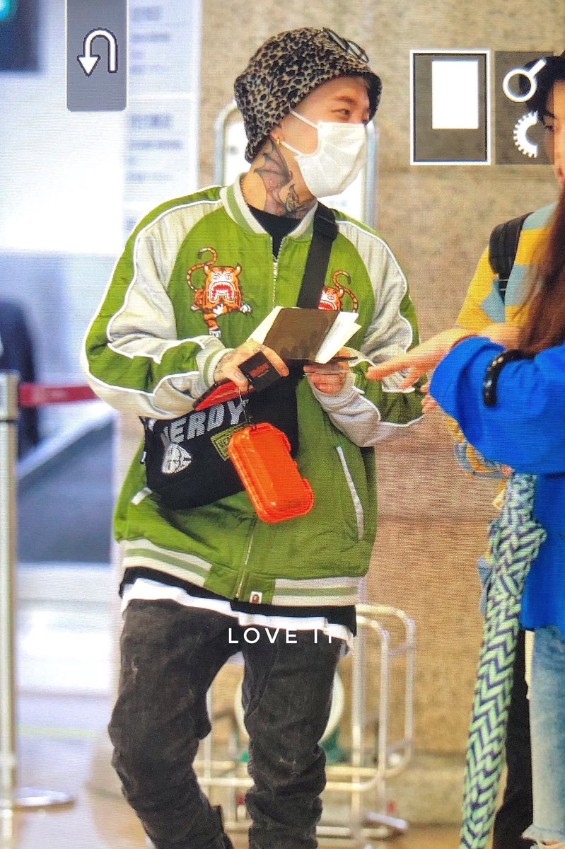 900924net's tweet photo. 180517 #블락비 #태일 #이태일 #TAEIL #テイル @BB_taeil 

ㅋㅋㅋㅋ 여권사진 새로찍었대용 😂🤣😂🤣 https://t.co/rqjX7NwZrg