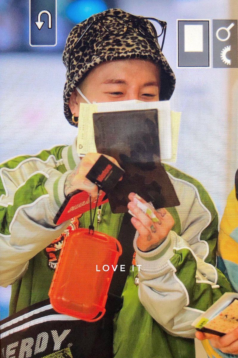 900924net's tweet photo. 180517 #블락비 #태일 #이태일 #TAEIL #テイル @BB_taeil 

ㅋㅋㅋㅋ 여권사진 새로찍었대용 😂🤣😂🤣 https://t.co/rqjX7NwZrg