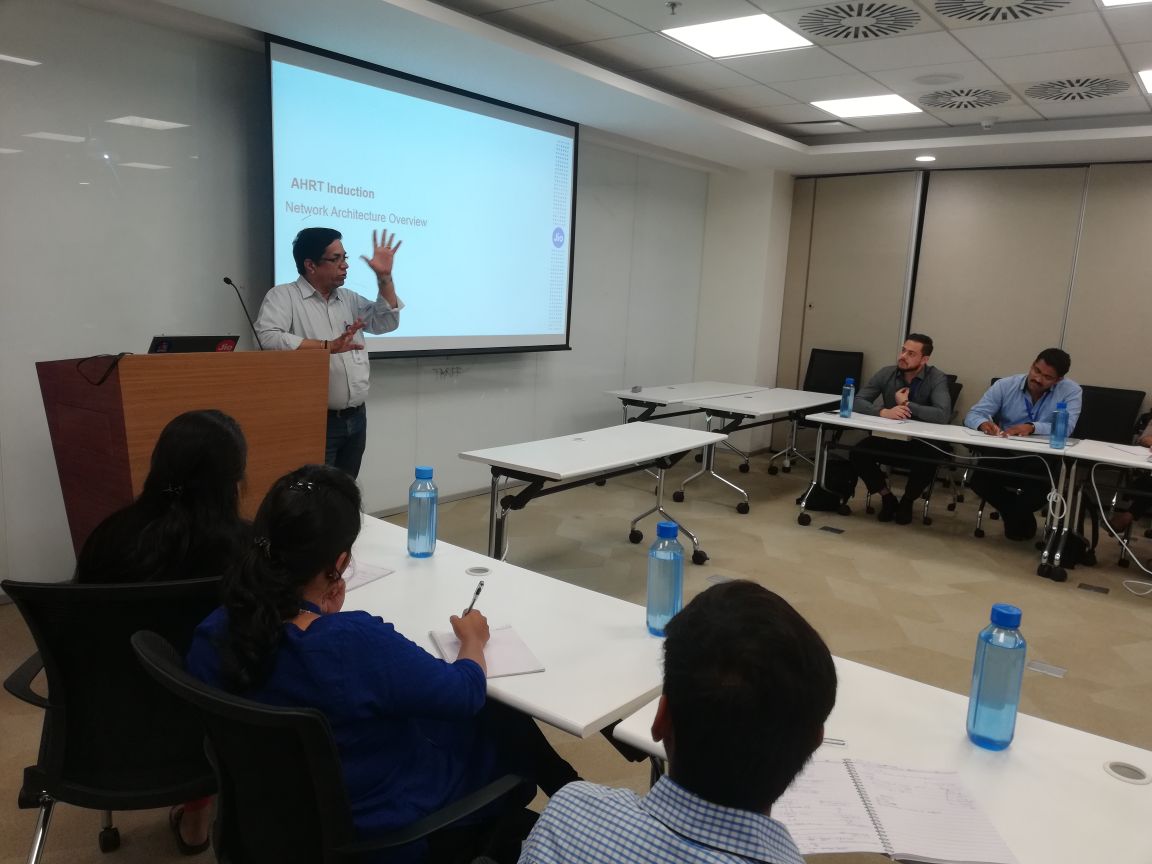 JioCareers's tweet photo. If 3G is a train then 4G is plane... Drawing parallels makes learning easy
Network architecture by @PradipPunwatkar 
#jio #elev8 #learnwithjio #4G https://t.co/cTjA7lDHTE