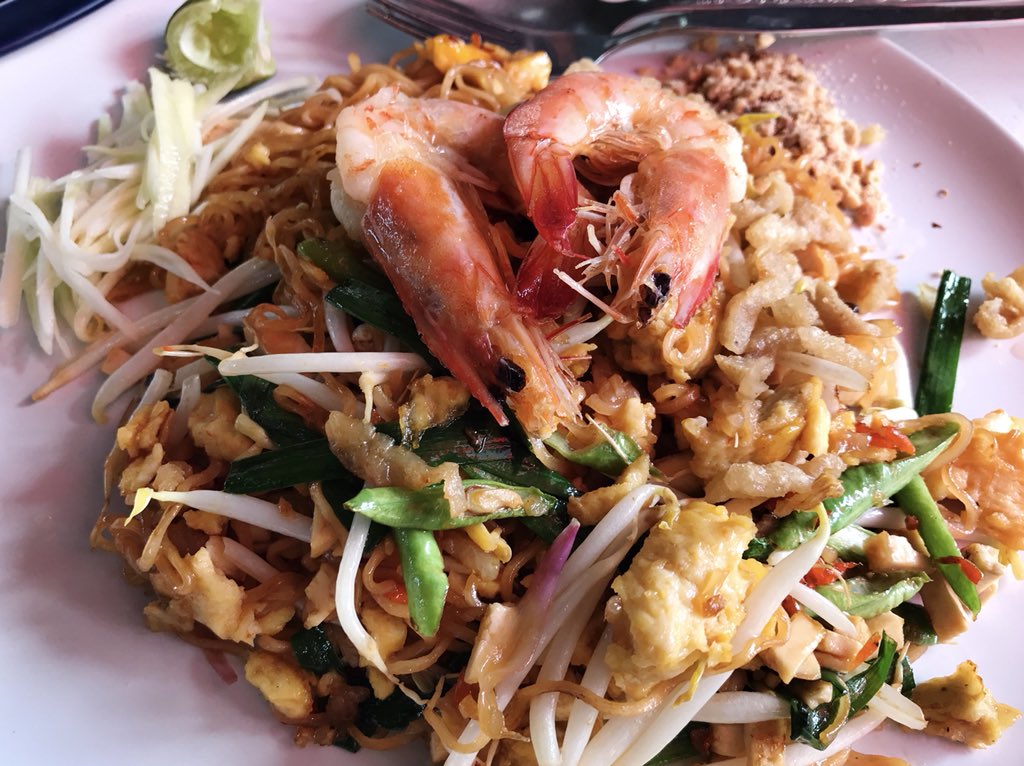 bankbank_j's tweet photo. อาปุ๊ผัดไทยกุ้งสดแชมป์โลก เส้นเหนียวนุ่ม เคลือบด้วยซอสผัดไทยรสเข้มข้น เสิร์ฟพร้อมมะม่วงดิบซอย โรยกากหมูทอดกรอบใหม่ ดีมากกกก แบบว่ามากๆๆ ยังไม่นับน้ำส้มคั้นแท้100% ที่ช่วยเสริมบุคลิกนางเอ๊กนางเอกอย่างผม อิ่มถึงเย็น เหม่งคอนเฟิร์ม! ดีมาก เอาไป 8/10 #MasterChefThailand https://t.co/T3bWn5djYJ