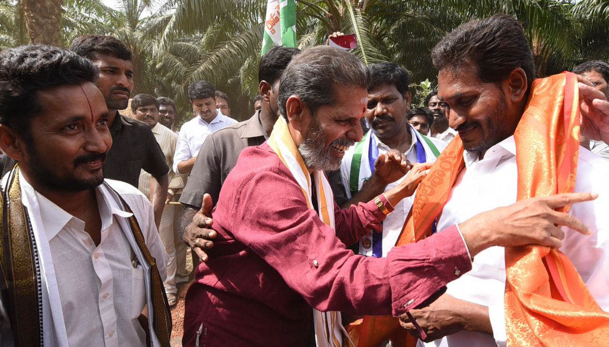 YSRCParty's tweet photo. ప్రజా సంకల్పయాత్ర చేస్తున్న ప్రతిపక్ష నాయకులు వైయస్ జగన్ మోహన్ రెడ్డికి ద్వారకా తిరుమల దేవస్థానం ప్రధాన అర్చకులు ఆశీర్వచనం ఇచ్చారు.శాలువా కప్పి, జ్ఞాపికతో పాటు దేవుడి ప్రసాదాన్ని వైయస్ జగన్ కు అందచేశారు.
#PrajaSankalpaYatra https://t.co/x3r169E0ny