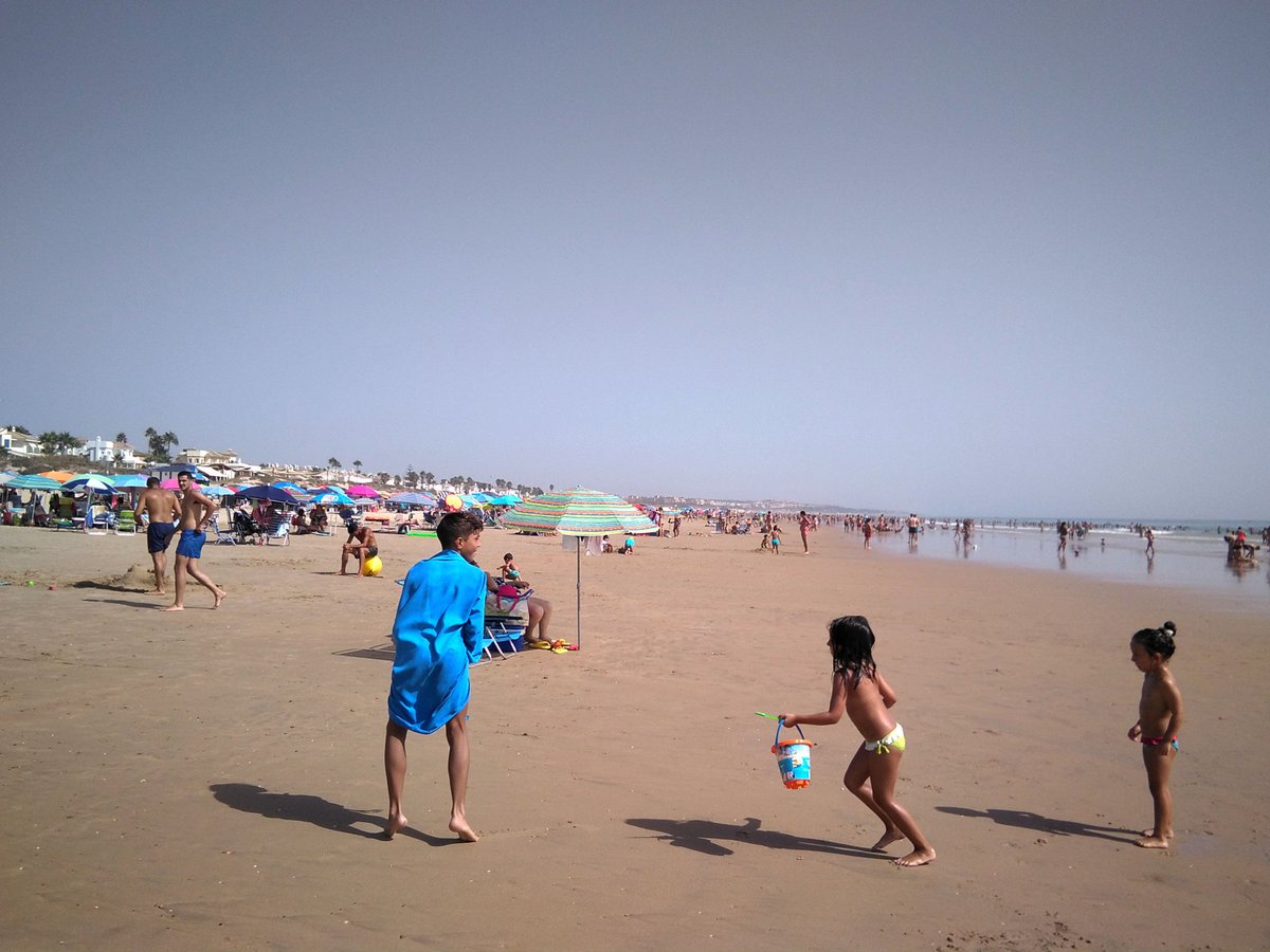 CadizTurismo's tweet photo. RT @lavozdelsures: #DFIND | Estas son las 28 playas 🏖 de #Cádiz que tendrán bandera azul este verano 🌞 https://t.co/rfWMffHEHZ @CadizTurismo @VisitCadiz https://t.co/LmgCcx4VAz