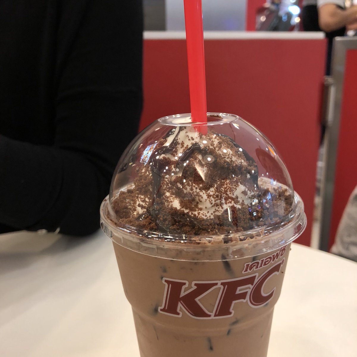 kfcth's tweet photo. ล่าสุดค่ะล่าสุด✨ #แอดมินรีวิวเอง เย็นทะลักแก้วไปเลยจ้า เคเอฟซีโฟลตภูเขาไฟ มี3รสชาติให้เลือก แบล็กฟลอเรสต์,ช็อกโก คุ้กกี้,พาย ครัสต์ แก้วละ 35 บาท มันก็หวานๆ ฟินๆ น่ะแหละ #สายหวาน ไปลองด่วนๆ #KFCVolcanofloat
📍เคเอฟซีทุกสาขา
📅 วันนี้ - 27 มิ.ย.61 https://t.co/Dlf13hAmzP