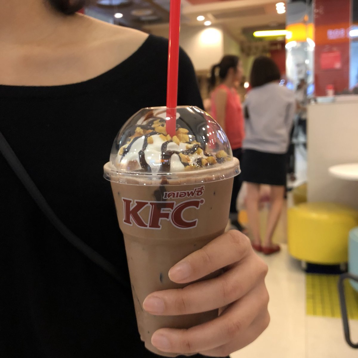kfcth's tweet photo. ล่าสุดค่ะล่าสุด✨ #แอดมินรีวิวเอง เย็นทะลักแก้วไปเลยจ้า เคเอฟซีโฟลตภูเขาไฟ มี3รสชาติให้เลือก แบล็กฟลอเรสต์,ช็อกโก คุ้กกี้,พาย ครัสต์ แก้วละ 35 บาท มันก็หวานๆ ฟินๆ น่ะแหละ #สายหวาน ไปลองด่วนๆ #KFCVolcanofloat
📍เคเอฟซีทุกสาขา
📅 วันนี้ - 27 มิ.ย.61 https://t.co/Dlf13hAmzP