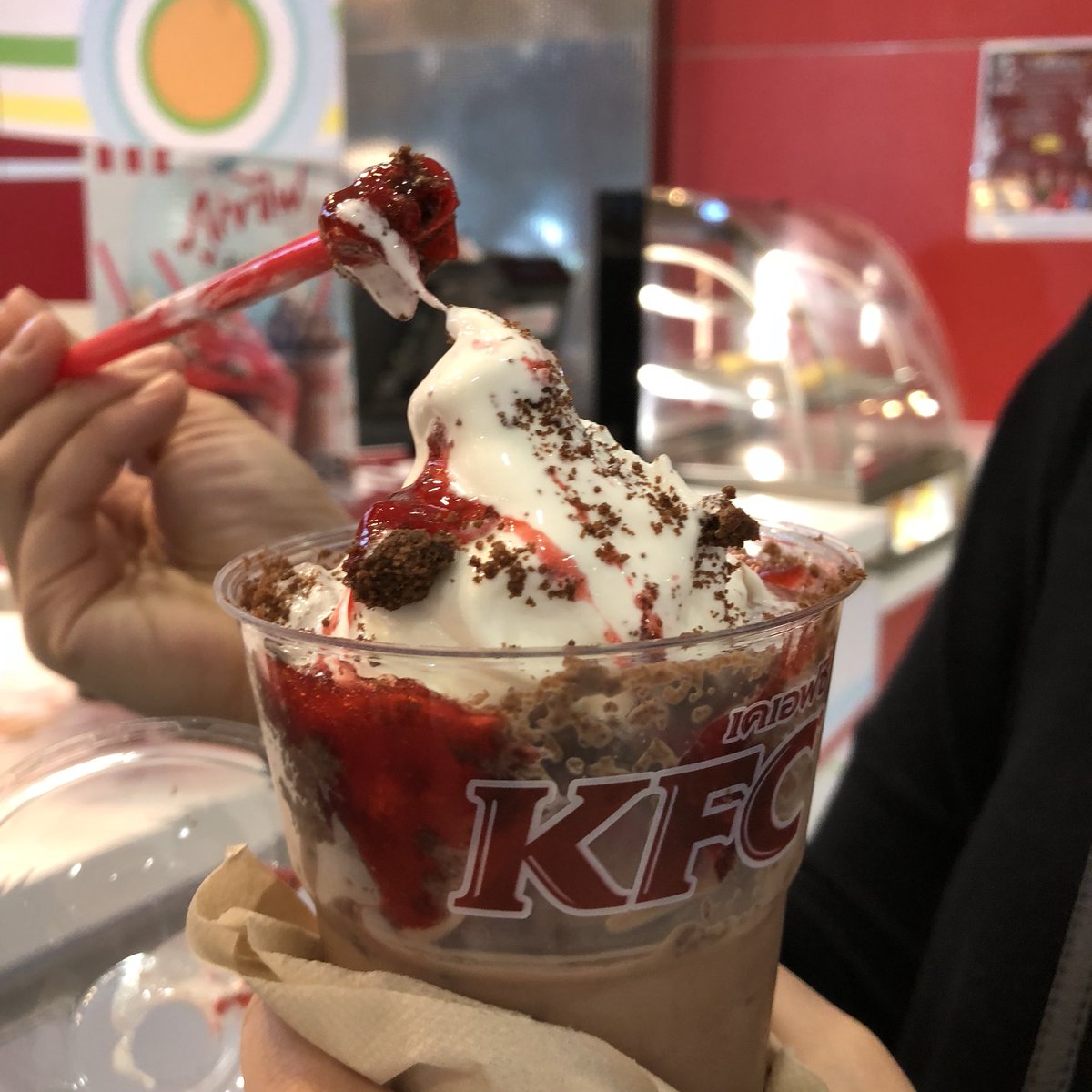 kfcth's tweet photo. ล่าสุดค่ะล่าสุด✨ #แอดมินรีวิวเอง เย็นทะลักแก้วไปเลยจ้า เคเอฟซีโฟลตภูเขาไฟ มี3รสชาติให้เลือก แบล็กฟลอเรสต์,ช็อกโก คุ้กกี้,พาย ครัสต์ แก้วละ 35 บาท มันก็หวานๆ ฟินๆ น่ะแหละ #สายหวาน ไปลองด่วนๆ #KFCVolcanofloat
📍เคเอฟซีทุกสาขา
📅 วันนี้ - 27 มิ.ย.61 https://t.co/Dlf13hAmzP