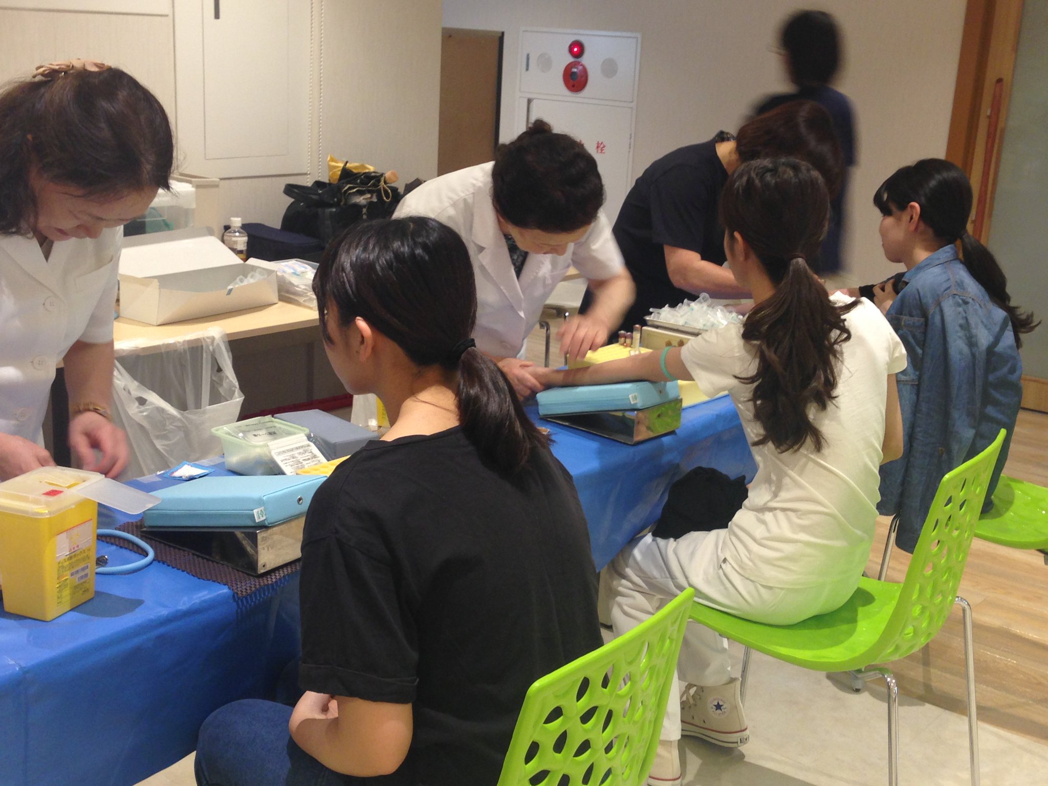 公式 東京医学技術専門学校 みなさんこんにちは 今日は午後からの 健康診断で お昼が食べられないので辛いですね 飲み物 もお水 で我慢です 早く終わって欲しいなーって声が 聞こえてます 身長伸びて