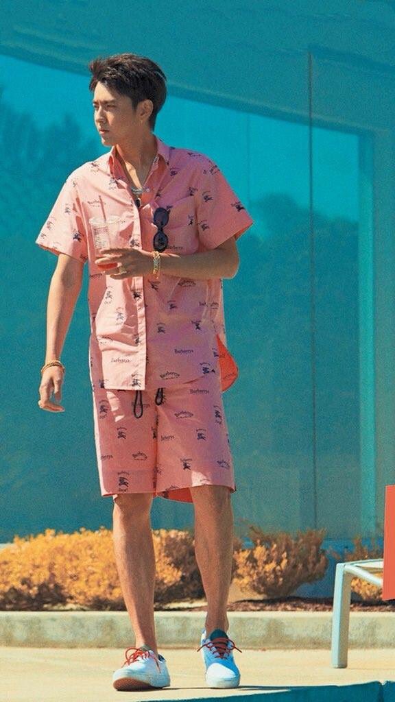 Honiismz's tweet photo. เนี่ย หล่อแล้วพี่จะใส่สีอะไรก็ด้าย โลกสีชมพูของพี่ 5555 https://t.co/dQPeiZW0sr